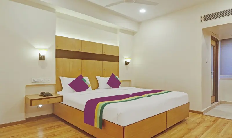 Deluxe room with wood-panelled headboard